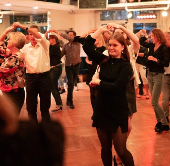 36 Paare bewegten sich synchron zur Musik, schwangen die Hüften im Takt.