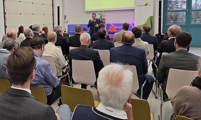 Landrat des Landkreises Nürnberger Land, Armin Kroder, bei seiner Begrüßung der Unternehmer aus der Region.