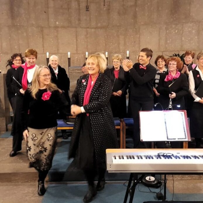 Weihnachtliche Volksmusik in oft fränkischer Mundart, dargeboten von den „First Ladies“ in St. Paul: Das erfreute und bewegte das Publikum in Schwaig.