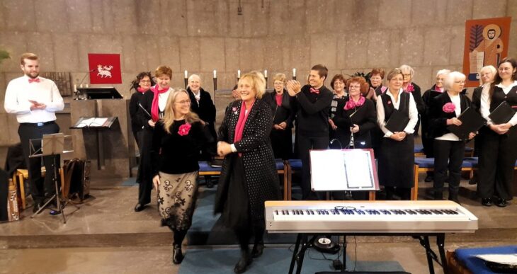 Weihnachtliche Volksmusik in oft fränkischer Mundart, dargeboten von den „First Ladies“ in St. Paul: Das erfreute und bewegte das Publikum in Schwaig.