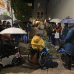 Bei einem Rundgang durch die Altstadt besprechen die Teilnehmer des Runden Tischs diverse Schwachstellen.