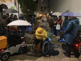 Bei einem Rundgang durch die Altstadt besprechen die Teilnehmer des Runden Tischs diverse Schwachstellen.