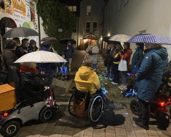 Bei einem Rundgang durch die Altstadt besprechen die Teilnehmer des Runden Tischs diverse Schwachstellen.