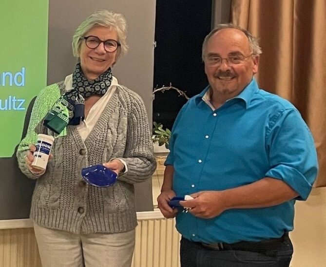 Die Sozialverband-Ortsvorsitzende Gabriele Drechsler mit Wohnberater Andreas Schultz.