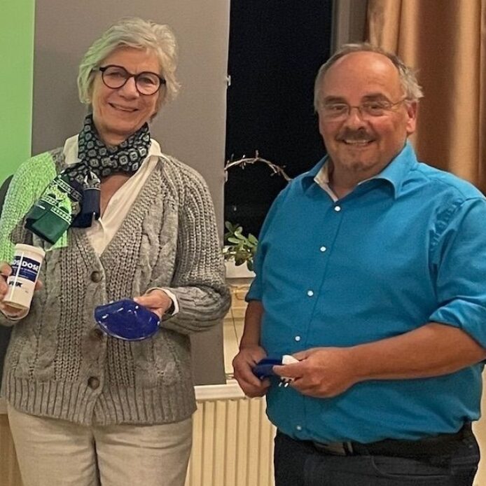 Die Sozialverband-Ortsvorsitzende Gabriele Drechsler mit Wohnberater Andreas Schultz.