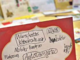 Auf den Wunschzetteln in den Weihnachtspostämtern stehen neben klassischem Spielzeug auch Dinge, die man nicht kaufen kann. Foto: Karl-Josef Hildenbrand/dpa