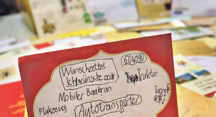 Auf den Wunschzetteln in den Weihnachtspostämtern stehen neben klassischem Spielzeug auch Dinge, die man nicht kaufen kann. Foto: Karl-Josef Hildenbrand/dpa