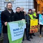 Vertreter des Bund Naturschutz, der BI Stromautobahn sowie der Stadt Altdorf haben am Mittwoch fast 3000 Unterschriften an die Regierung von Mittelfranken übergeben.