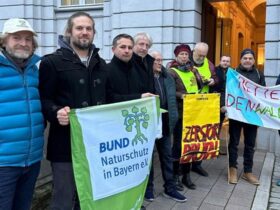 Vertreter des Bund Naturschutz, der BI Stromautobahn sowie der Stadt Altdorf haben am Mittwoch fast 3000 Unterschriften an die Regierung von Mittelfranken übergeben.