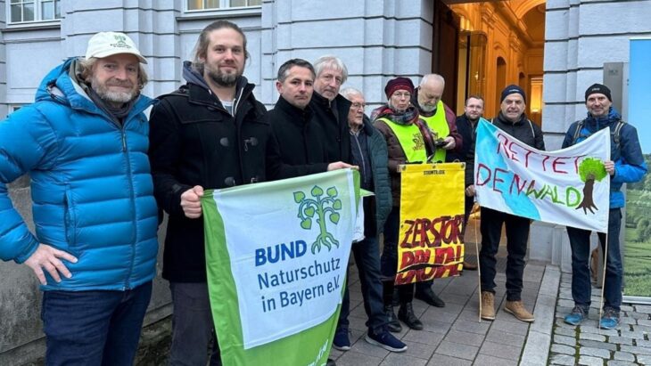 Vertreter des Bund Naturschutz, der BI Stromautobahn sowie der Stadt Altdorf haben am Mittwoch fast 3000 Unterschriften an die Regierung von Mittelfranken übergeben.