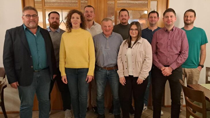 Diese Männer und Frauen kandidieren für CSU und Freie Wählergemeinschaft für den Gemeinderat Offenhausen.