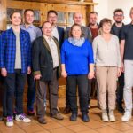 Das Bild zeigt die Kandidatinnen und Kandidaten des UBB für die Kommunalwahl 2026 mit Bürgermeister Martin Pirner (6. von links).