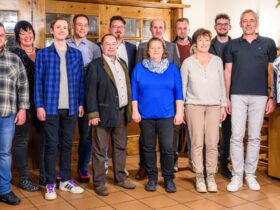 Das Bild zeigt die Kandidatinnen und Kandidaten des UBB für die Kommunalwahl 2026 mit Bürgermeister Martin Pirner (6. von links).