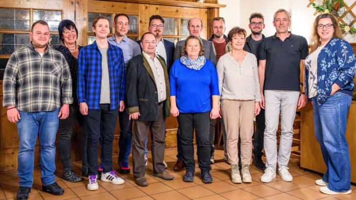 Das Bild zeigt die Kandidatinnen und Kandidaten des UBB für die Kommunalwahl 2026 mit Bürgermeister Martin Pirner (6. von links).