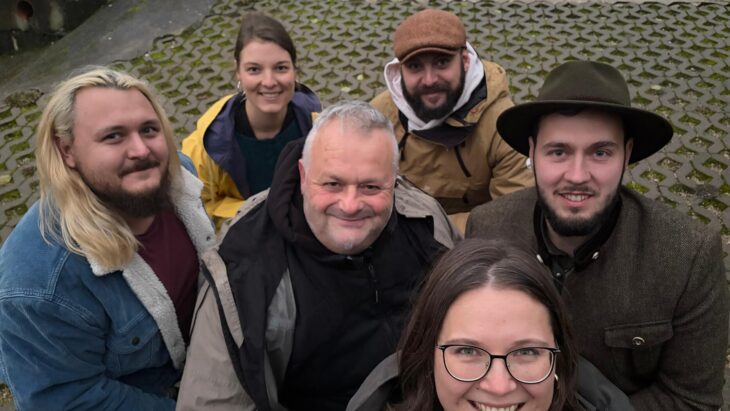 Das Bild zeigt von links Darius König, Wiebke Weiland, Markus Wiesinger, Moritz Gruber, Theresa Linhard und Marco Sleczka.