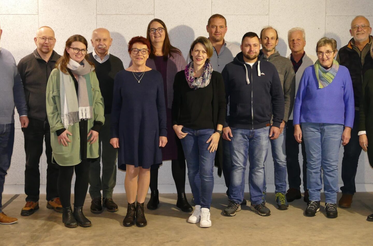 Die Aufnahme zeigt die zwölf Kandidaten und zwei Vertreter von SPD/FBB Henfenfeld.