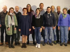 Die Aufnahme zeigt die zwölf Kandidaten und zwei Vertreter von SPD/FBB Henfenfeld.