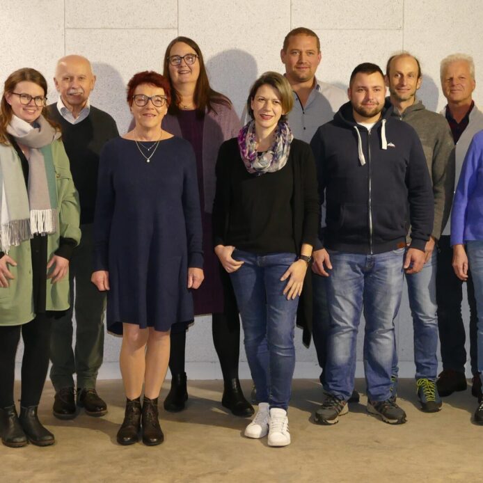 Die Aufnahme zeigt die zwölf Kandidaten und zwei Vertreter von SPD/FBB Henfenfeld.