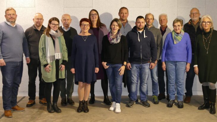 Die Aufnahme zeigt die zwölf Kandidaten und zwei Vertreter von SPD/FBB Henfenfeld.