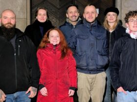 Die Kandidaten der Linken sind (vorne v. links) Christoph Tyl, Katja Götz, Jonas Päßler, Fabian Janser, (hinten v. links) Dana Exner, Reinhard Prechtl und Pauline Wollmann.