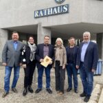 Büchereileiter Andreas Reichel (3. von links) mit den Gratulanten Carsten Pillich, Ruth Reichel (beide Personalrat), Anja Schwemmer (Abteilung Kultur und Freizeit), Dr. Jan Sommerer (Abteilungsleiter Interner Service) und Bürgermeister Thomas Lang (von links).
