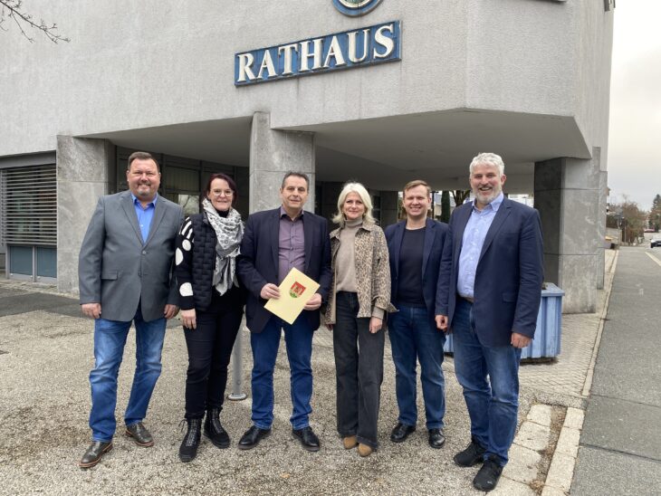 Büchereileiter Andreas Reichel (3. von links) mit den Gratulanten Carsten Pillich, Ruth Reichel (beide Personalrat), Anja Schwemmer (Abteilung Kultur und Freizeit), Dr. Jan Sommerer (Abteilungsleiter Interner Service) und Bürgermeister Thomas Lang (von links).
