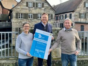 Norbert Dünkel (Mitte) übergab den symbolischen Förderbescheid in Höhe von 300.000 Euro an Museumsleiterin und stellvertretende Vorsitzende der Industriekulturregion Nordbayern e.V., Christiane Müller sowie an ihren Stellvertreter Peter Kraus.