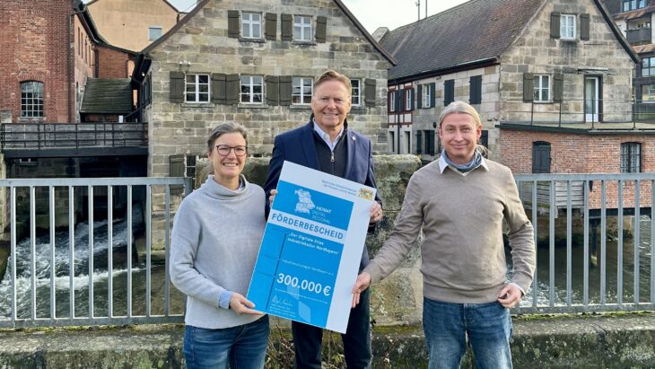 Norbert Dünkel (Mitte) übergab den symbolischen Förderbescheid in Höhe von 300.000 Euro an Museumsleiterin und stellvertretende Vorsitzende der Industriekulturregion Nordbayern e.V., Christiane Müller sowie an ihren Stellvertreter Peter Kraus.