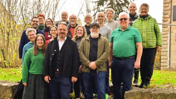 Ein Teil der Kandidatinnen und Kandidaten der Grünen für die Kommunalwahl im März 2026. Ganz vorne Bürgermeisterkandidat Andreas Sperling.