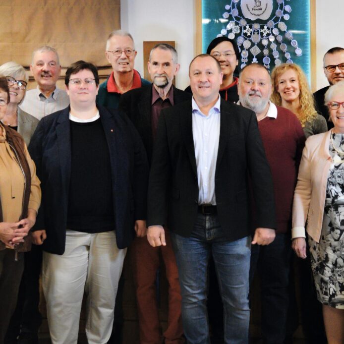 Angeführt von Bürgermeister Jörg Kotzur (vorne, Mitte) präsentiert die Feuchter SPD ihre Kandidatinnen und Kandidaten für die Gemeinderatswahl.