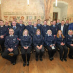 Alle Geehrten (abzüglich derjenigen, die kurzfristig zu einem Einsatz ausgerückt waren) gemeinsam mit Bürgermeister Thomas Lang, Landrat Armin Kroder, Kommandant Oliver Heinecke und Kreisbrandrat Holger Herrmann.