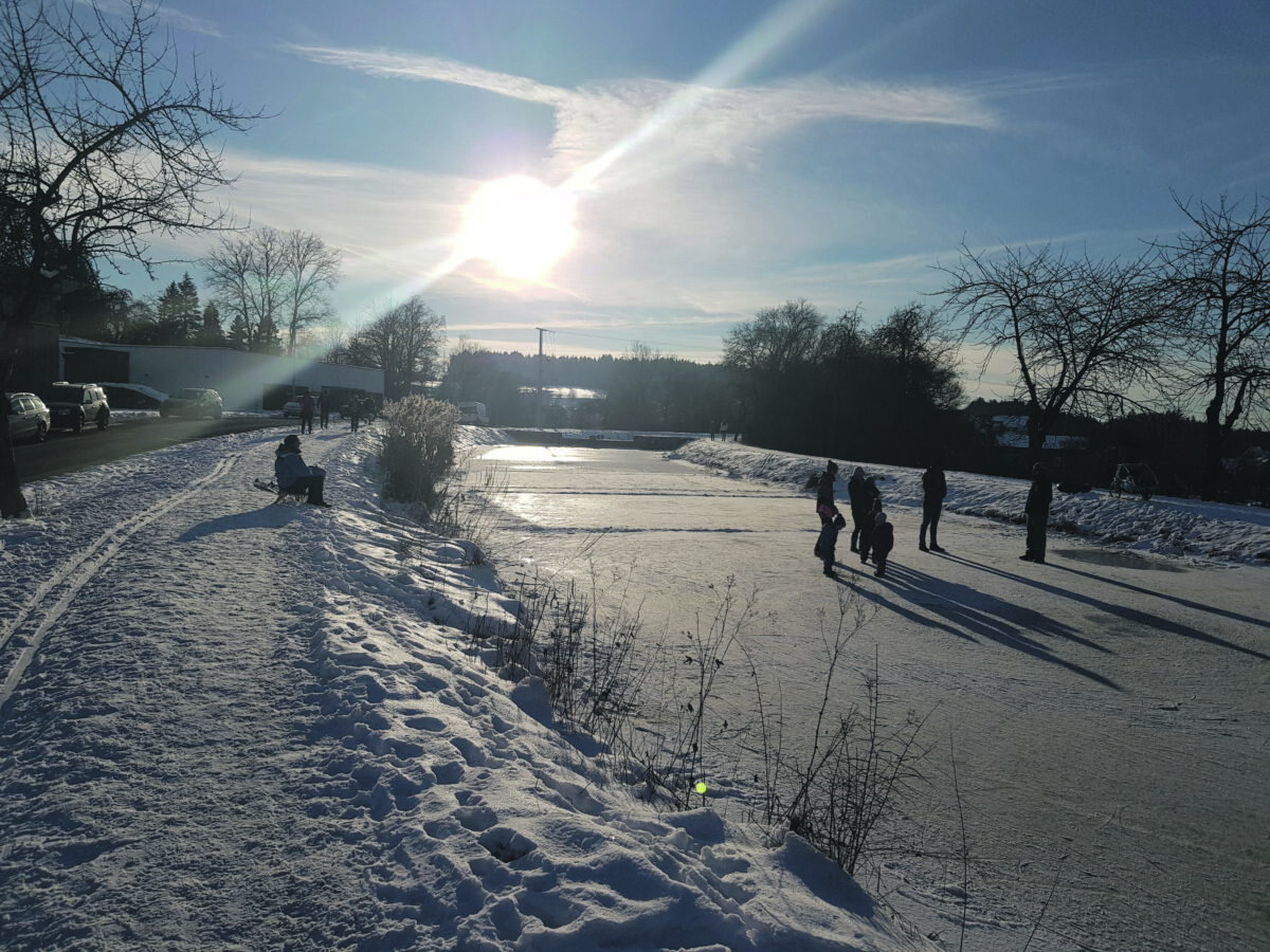 Auf dem Foto ist eine Schneelandschaft zu sehen