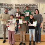 Schulleiter Wolf Kraus (links) und Deutschlehrerin Andrea Gebhardt (rechts) freuten sich mit den Klassensiegern des Vorlesewettbewerbs am CJT-Gymnasium. Schulsieger wurde Nikhil Dutta (mitte).