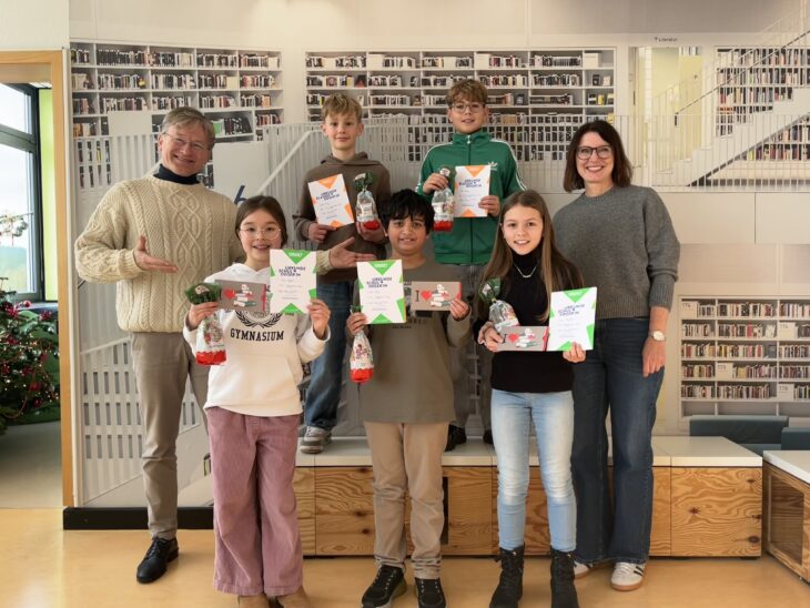 Schulleiter Wolf Kraus (links) und Deutschlehrerin Andrea Gebhardt (rechts) freuten sich mit den Klassensiegern des Vorlesewettbewerbs am CJT-Gymnasium. Schulsieger wurde Nikhil Dutta (mitte).