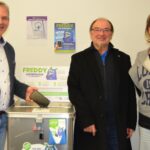 Bürgermeister Robert Ilg, Cocoyoc-Vorsitzender Klaus Bock und Birgit Bruckner vom Bürgerbüro (v. links) mit der Sammelbox der „Handy Aktion Bayern“.