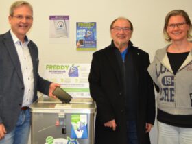 Bürgermeister Robert Ilg, Cocoyoc-Vorsitzender Klaus Bock und Birgit Bruckner vom Bürgerbüro (v. links) mit der Sammelbox der „Handy Aktion Bayern“.