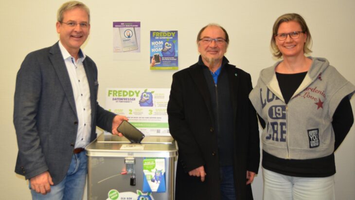 Bürgermeister Robert Ilg, Cocoyoc-Vorsitzender Klaus Bock und Birgit Bruckner vom Bürgerbüro (v. links) mit der Sammelbox der „Handy Aktion Bayern“.