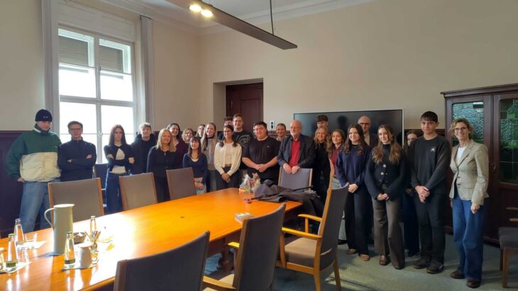 Schülerinnen und Schüler vom Hersbrucker PPG besuchten gemeinsam mit Niklas Frank die Ausstellung im Memorium Nürnberger Prozesse.