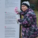 Inge Jablonski hat die stark verschmutzte Tafel an der Bocchetta-Skulptur im Hersbrucker Rosengarten kurzerhand selbst gereinigt.