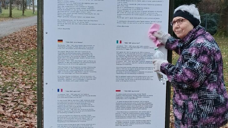 Inge Jablonski hat die stark verschmutzte Tafel an der Bocchetta-Skulptur im Hersbrucker Rosengarten kurzerhand selbst gereinigt.