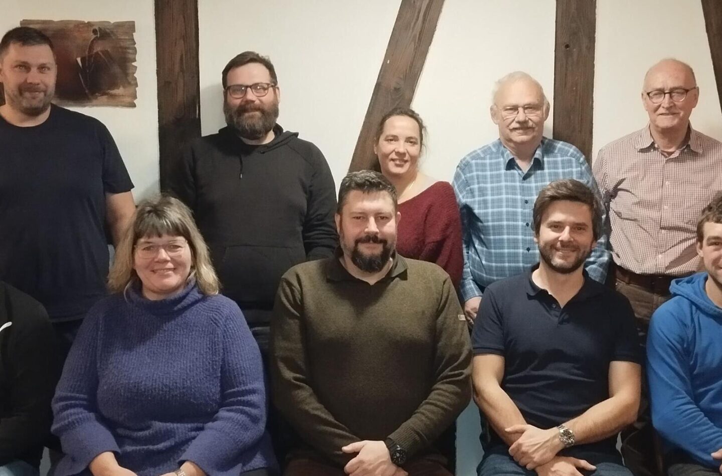 Die Kandidaten der FWG Vorra sind (von links sitzend) Magnus Urbat, Sonja Prütting, Andreas Koch, Dominik Benkert, Armin Sauerbrey, (stehend) Andre Hukauf, Andreas Mathalm, Jennifer Steger, Hans-Jürgen Katolla und Stefan Bachmann.