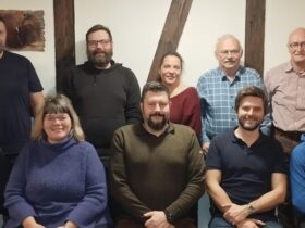 Die Kandidaten der FWG Vorra sind (von links sitzend) Magnus Urbat, Sonja Prütting, Andreas Koch, Dominik Benkert, Armin Sauerbrey, (stehend) Andre Hukauf, Andreas Mathalm, Jennifer Steger, Hans-Jürgen Katolla und Stefan Bachmann.