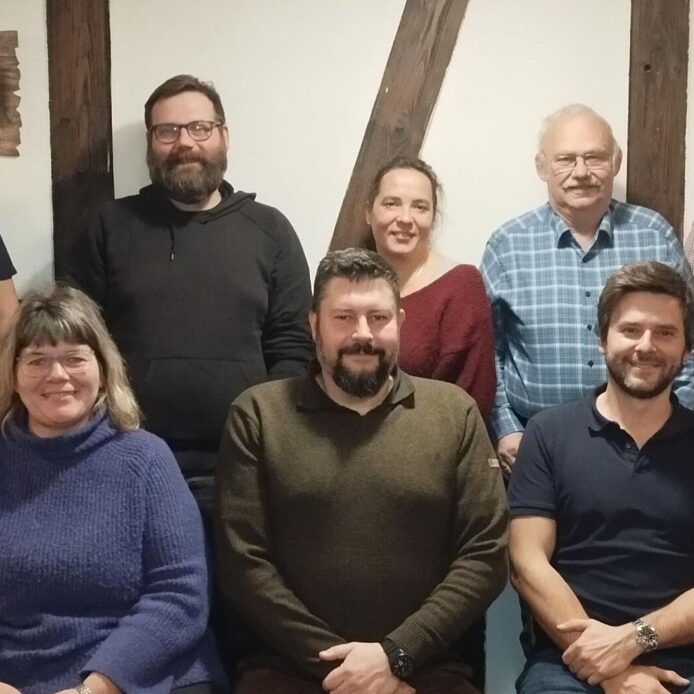 Die Kandidaten der FWG Vorra sind (von links sitzend) Magnus Urbat, Sonja Prütting, Andreas Koch, Dominik Benkert, Armin Sauerbrey, (stehend) Andre Hukauf, Andreas Mathalm, Jennifer Steger, Hans-Jürgen Katolla und Stefan Bachmann.