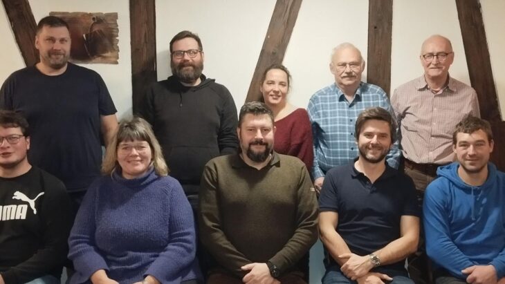 Die Kandidaten der FWG Vorra sind (von links sitzend) Magnus Urbat, Sonja Prütting, Andreas Koch, Dominik Benkert, Armin Sauerbrey, (stehend) Andre Hukauf, Andreas Mathalm, Jennifer Steger, Hans-Jürgen Katolla und Stefan Bachmann.