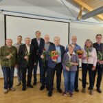 Bei der Mitgliederversammlung der Caritas wurden ausscheidende Mitglieder des Aufsichtsrats und langjährige Mitwirkende geehrt. Vorsitzender des Aufsichtsrats ist wieder Wolfgang Würker (Fünfter v. links), sein Stellvertreter bleibt Helmut Renner (links dahinter).