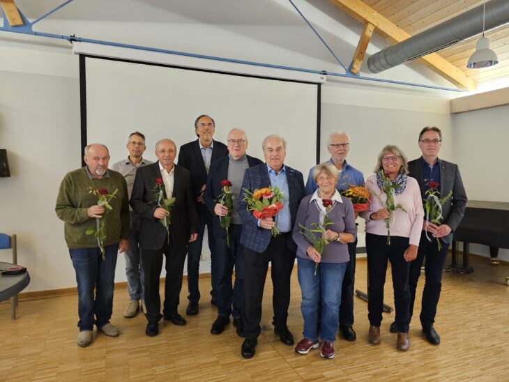 Bei der Mitgliederversammlung der Caritas wurden ausscheidende Mitglieder des Aufsichtsrats und langjährige Mitwirkende geehrt. Vorsitzender des Aufsichtsrats ist wieder Wolfgang Würker (Fünfter v. links), sein Stellvertreter bleibt Helmut Renner (links dahinter).