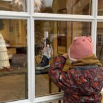 Neugierig spitzten die Kinder bei der Suche nach ihren Stiefeln in die Schaufenster.
