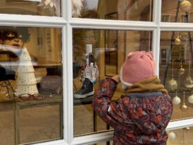 Neugierig spitzten die Kinder bei der Suche nach ihren Stiefeln in die Schaufenster.