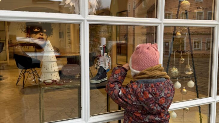Neugierig spitzten die Kinder bei der Suche nach ihren Stiefeln in die Schaufenster.