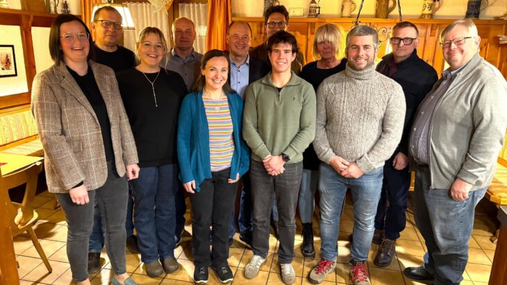 Das Bild zeigt die Kandidaten (von links) Sandra Blauth, Marcus Eckstein, Christina Loos, Horst Seitz, Petra Meyer, Herbert Seitz, Felix Knobloch, Wolfgang Reiser, Susanne Berger, Uwe Gerstacker, Jörg Bandt und Roland Gentsch.